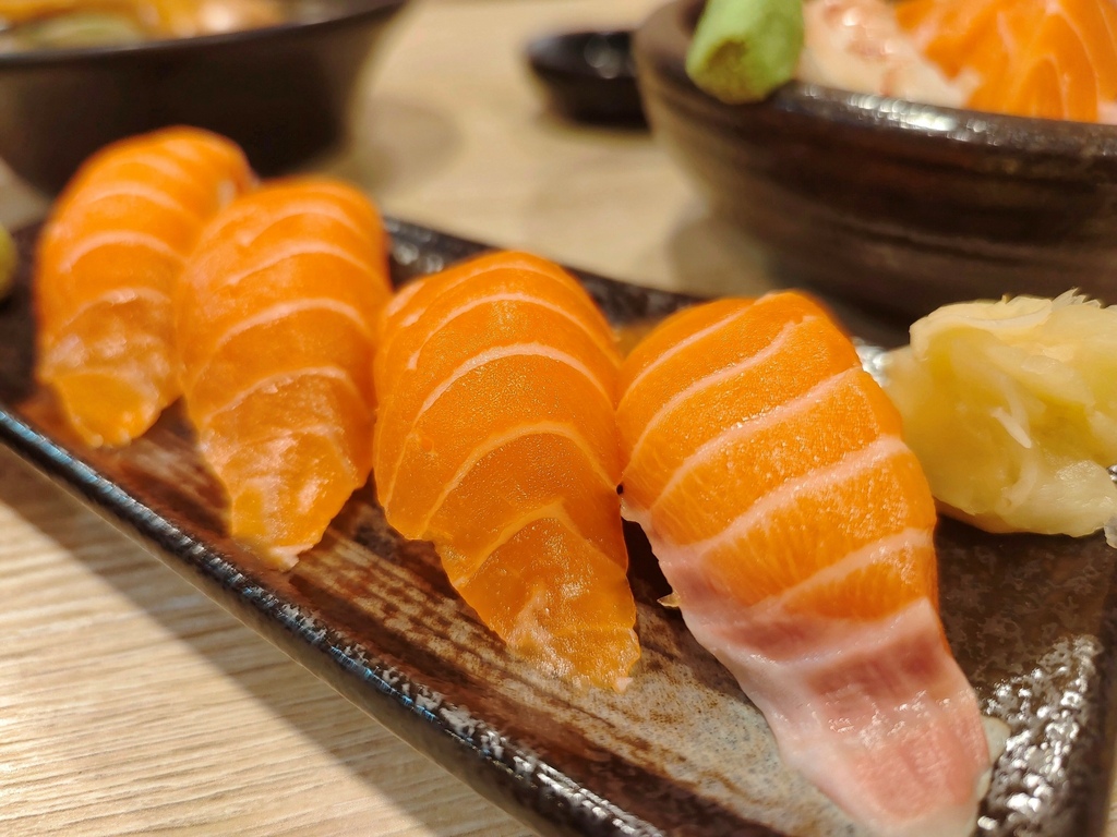 南門鯤丼，中正紀念堂日式料理推薦，台北新鮮生魚片 鮭魚握壽司