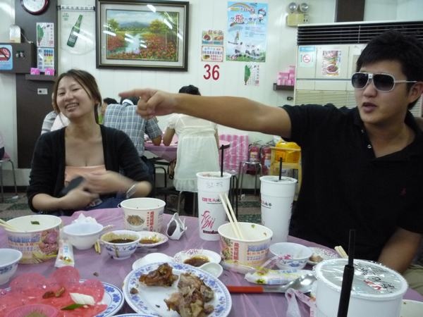 也笑得太誇張了啦～～小陶要翻桌了嗎.jpg
