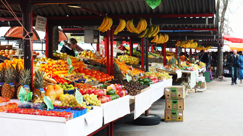 Fruit_stalls_at_Ljubljana_Central_Market_02.png