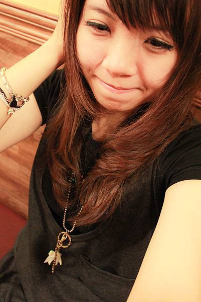 20100428 不知道是誰以前說絕不穿黑色衣服的！哈～結果今天一身黑