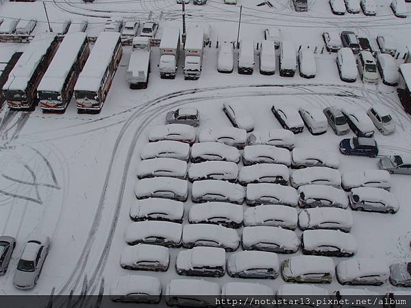 金澤市-APA HOTEL往下被雪覆蓋的停車場.JPG