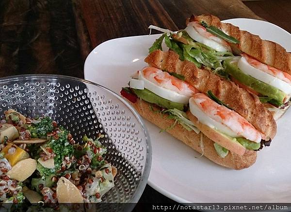 一個人午餐: 花椰菜藜麥沙拉 + 鮮蝦酪梨三明治