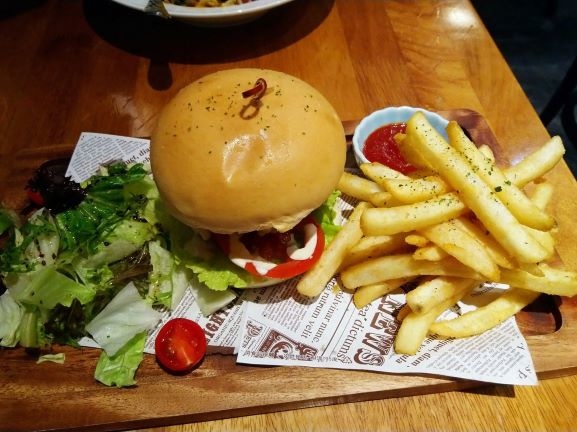 找午倉 手工牛肉花生醬漢堡 找午倉 手工牛肉花生醬漢堡