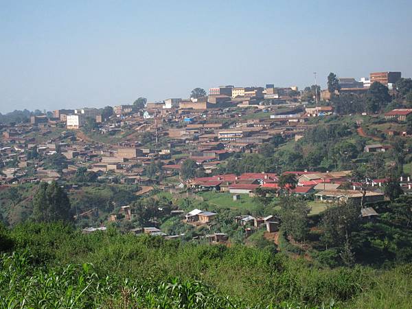 肯亞中部大鎮尼亞胡魯魯(Nyahururu),依山而建