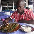 肯亞人吃魚,也是用手抓(照片左方白色塊狀物是以樹薯粉製成的Ugali,此向主食廣泛被東非諸國居民食用)