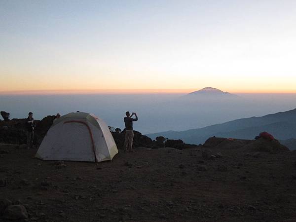 第二天宿營地Shira cave campsite的日落與雲海中的梅魯山(Mt. Meru)