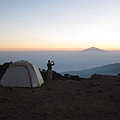 第二天宿營地Shira cave campsite的日落與雲海中的梅魯山(Mt. Meru)