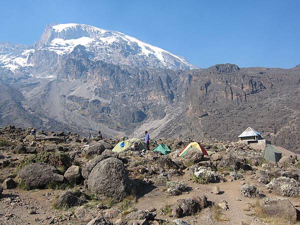 第3日宿營地Barranco camp,已可明顯觀察Uhuru peak的節理
