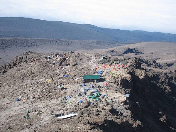 Barafu營地與其俯瞰照片,相對而言,這個做為攻頂基地營的附地較為狹小