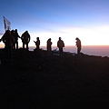 最高點Uhuru peak,照片22攝於破曉時分,已有許多等待日出的登山客,雖然海拔近6000公尺,但地近赤道,難有厚重積雪