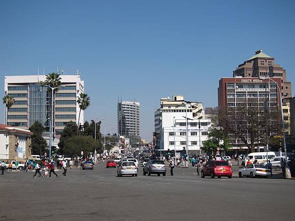 首都哈拉雷(Harare)攝於以納米比亞第一任總統命名的Sam Nujoma street,哈拉雷週圍是辛巴威富饒的農牧區,也是重要的礦產貿易中心