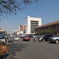 第二大城布拉瓦約(Bulawayo),辛巴威工業中心,也是與鄰國重要的交通樞紐,而辛巴威重要的景點,諸如維多利亞瀑布與Hwange國家公園等亦在鄰近