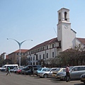 第二大城布拉瓦約(Bulawayo),辛巴威工業中心,也是與鄰國重要的交通樞紐,而辛巴威重要的景點,諸如維多利亞瀑布與Hwange國家公園等亦在鄰近