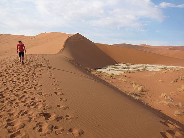 明信片景點—dead vlei,也就死亡之谷的意思,鹽漠中央的枯木是納米比亞常見的樹種—駱駝刺樹