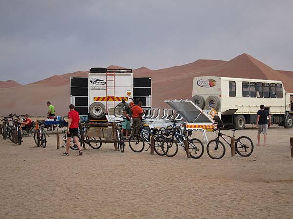  Sossuvlei有旅行社提供單車園區旅遊