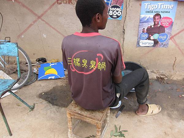 各種logo的二手衣，標有sumsung（三星）的二手衣遍及坦尚尼亞的大街小巷，但仔細尋找，可以發現許多來自台灣的舊衣。
