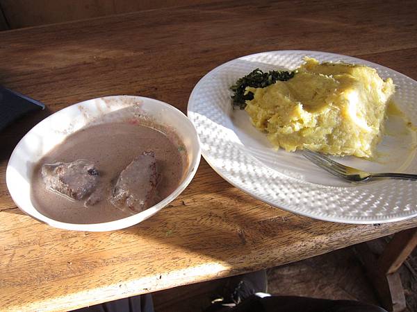 matooke食用成品，搭配芋頭泥與芥菜。