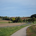 連結美茵河自行車道與多瑙河自行車道的8號公路，設有自行車道。