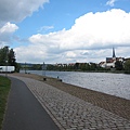 多瑙河岸自行車道景觀，多數路段平緩宜人。