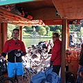 多瑙河自行車道，以電動木筏連結分別位於河道兩岸的自行車道。