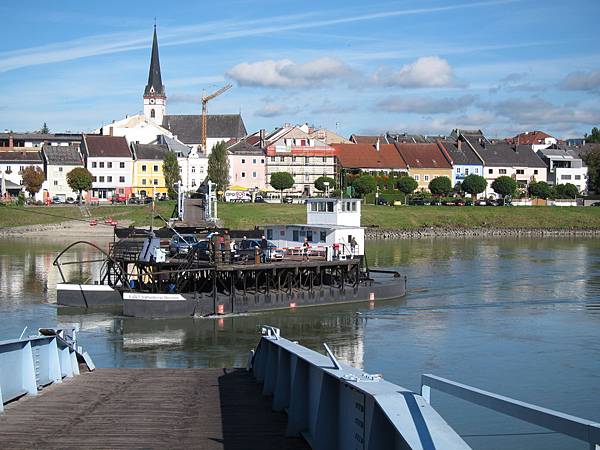 搭乘渡輪前往林茲(Linz über fähre)的指示牌，即前方自行車道須搭乘渡輪渡河涵義。