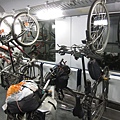 德國電車承載單車的空間節省設計。