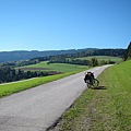 EuroVelo9在奧地利境內的油畫邊田野景觀。