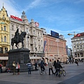 分別為克羅埃西亞首都扎格雷布(Zagreb) 市中心的Ban Jaličić廣場，聖史蒂芬大教堂(Cathedral of St. Stephen) ，與聖馬可教堂(C