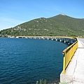 克羅埃西亞沿海（亞得里亞海(Adriatic sea)道路，多處可見代表性的紅色屋頂與灰白的喀斯特（石灰岩）地形，路況極為優秀。