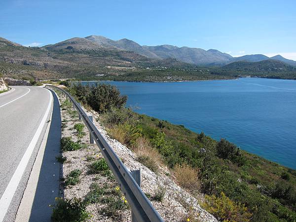 克羅埃西亞沿海（亞得里亞海(Adriatic sea)道路，多處可見代表性的紅色屋頂與灰白的喀斯特（石灰岩）地形，路況極為優秀。