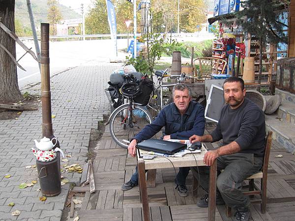 文中提到的鬍子大叔，位於Hendek，他也免費接待過許多單車遊客，途中他正用枯葉為旅客生火煮茶。
