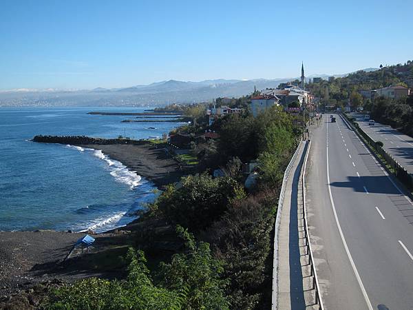 黑海海岸道路，多處設有人行天橋，可供眺望拍照。