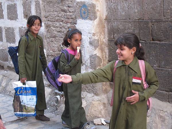 葉門女學生，未成年女性不須穿著罩袍，只需依學校規定穿著即可。