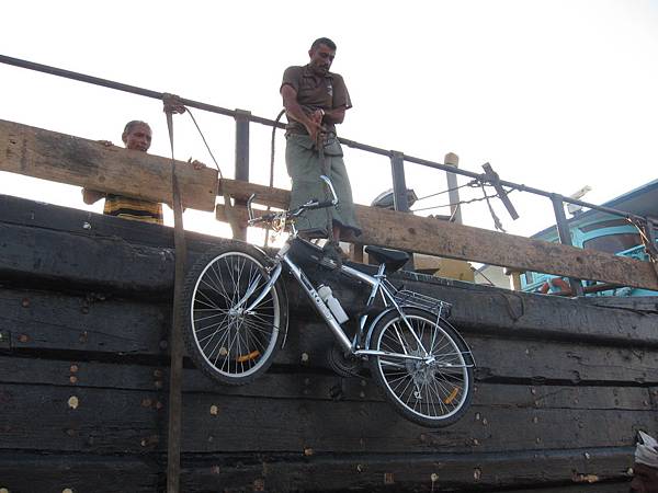 貨船員工以繩索把單車吊上船隻。