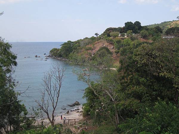 Nkhata 岩岸(Nkhata bay)，分別設於沿岸的背包客棧與高級度假村