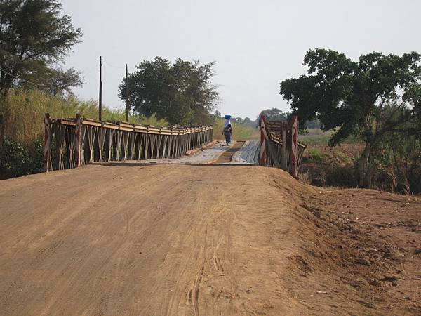 幾處糟糕的路況，包含無護欄的橋梁與臨時便橋，都說明馬拉威政府不但缺乏造路技術，更缺乏維修技術，類似的狀況也發生在坦尚尼亞，成為層出不窮交通事故的發生原因之一，已在坦尚尼亞