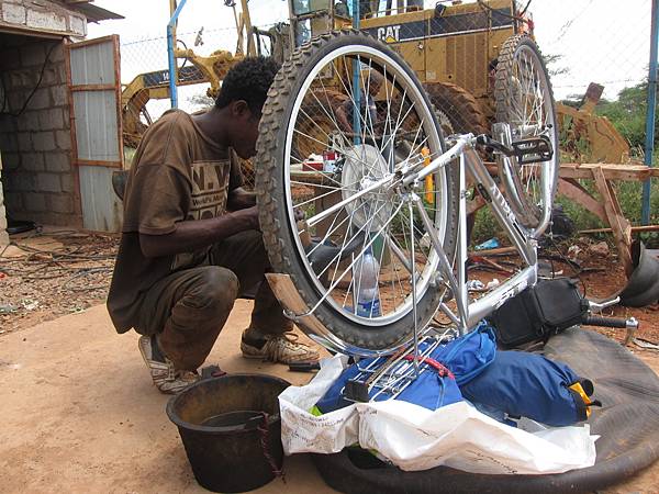 .常見的露天單車修理工作坊，攝於衣索比亞