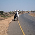 類似坦尚尼亞，單車貨運再馬拉威極為普遍，照片中單車載運的是沉重的煤材