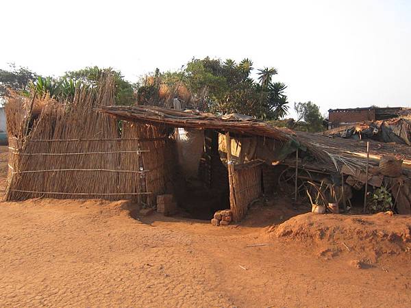 馬拉威首都里朗威(Lilongwe)東側Chezi村落的「地下洞穴」銅板旅館