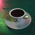 以小瓷杯分裝的咖啡，口味可能偏酸（存放於保溫瓶中時間過久之因），常見於咖啡機難以取得的鄉村地區