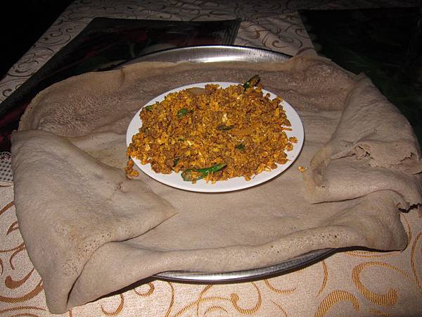 injera，在索馬利蘭稱為laxoox，照片中炒蛋下方貌似抹布的食物