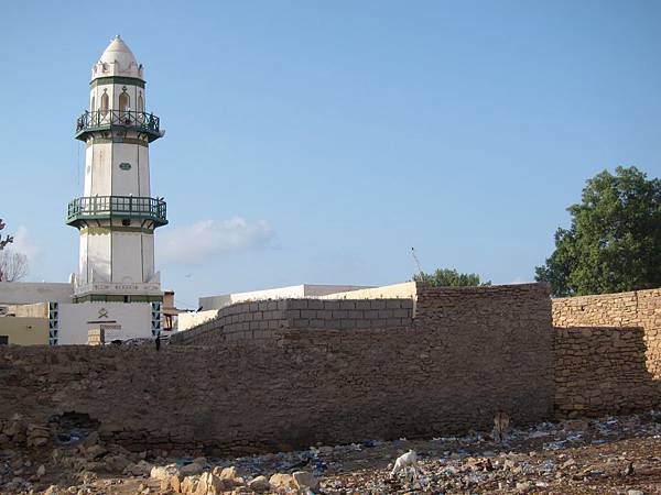 建於鄂圖曼(Ottman)土耳其時期的清真寺，這間建於16世紀的「古蹟」，幾乎快被垃圾掩埋