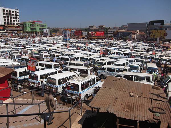 廂型公車是烏干達與整個東非的大眾運輸主力