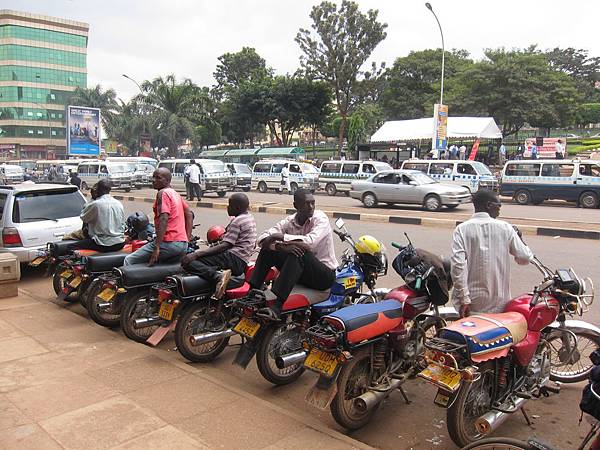 Boda-boda，摩托計程車是烏干達短程運輸的主力，在馬拉威退居短程運輸的二線，而改以單車計程車為主。照片攝於烏干達首都坎帕拉(Kampala)