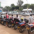 Boda-boda，摩托計程車是烏干達短程運輸的主力，在馬拉威退居短程運輸的二線，而改以單車計程車為主。照片攝於烏干達首都坎帕拉(Kampala)