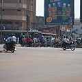 Boda-boda，摩托計程車是烏干達短程運輸的主力，在馬拉威退居短程運輸的二線，而改以單車計程車為主。照片攝於烏干達首都坎帕拉(Kampala)