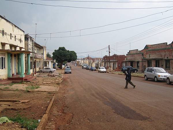 金賈街景，包含許多酒吧殖民時期的英式建築（現在或已荒廢），而MTN是烏干達境內最大的電信供應商