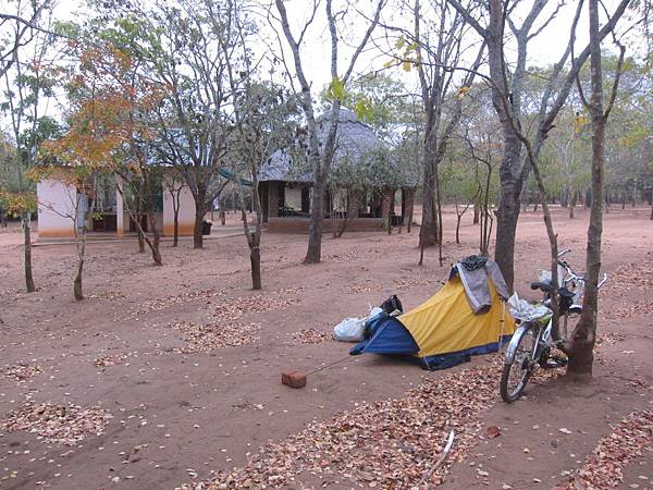 文章提到的由教會贊助的孤兒收養社區，可供過客露營