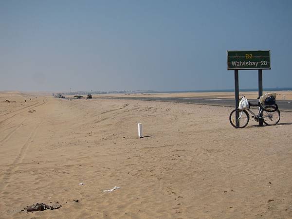 鯨灣(Walvis  bay)里程指示牌，鯨灣遠望如同沙漠中的綠洲