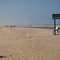 鯨灣(Walvis  bay)里程指示牌，鯨灣遠望如同沙漠中的綠洲